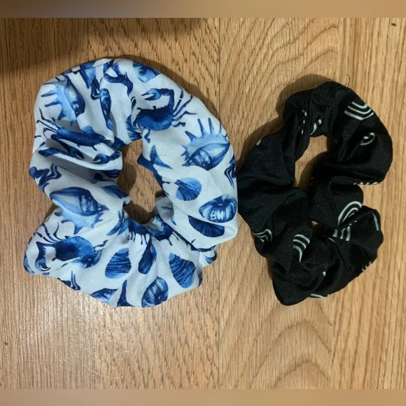Two random scrunchies - Picture 2 of 2